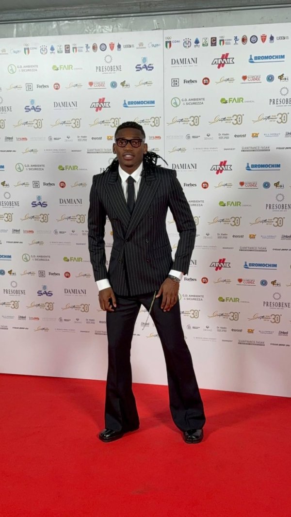 Leo attended the awards ceremony in formal wear: I can t take risks before my injury has recovered, I can play as a center or a winger