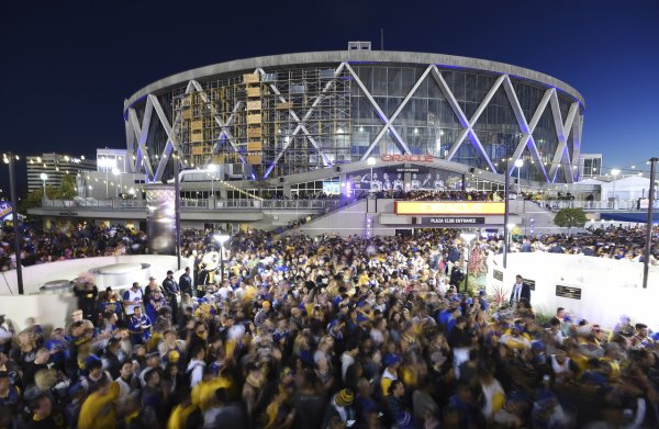 The stock price of former Warriors stadium naming agent soars, founder surpasses Musk with 393 billion yuan